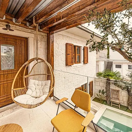 In Okrug Gornji With Outdoor Swimming Pool And 3 Bedrooms Holiday home *