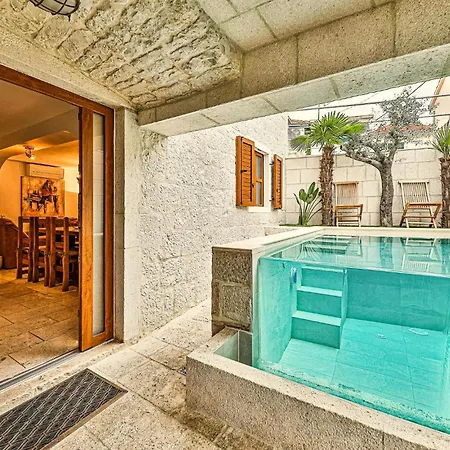 別荘 Luxurious Home In Okrug Gornji トロギール